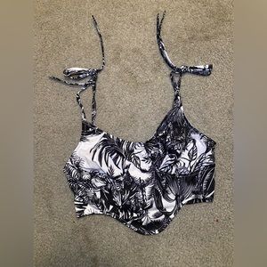 Black &White tropical print top🖤